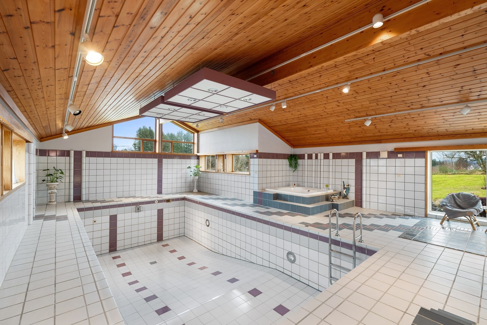 Tenk å kunne benytte seg av muligheten til å bade i et slikt anlegg på egen eiendom. Her er det også boblebad. Merk: Funksjonen til bassenget er i dag utdatert og det trengs blant annet nytt avfukteranlegg for å få bassenganlegget i drfit. Galleribilde