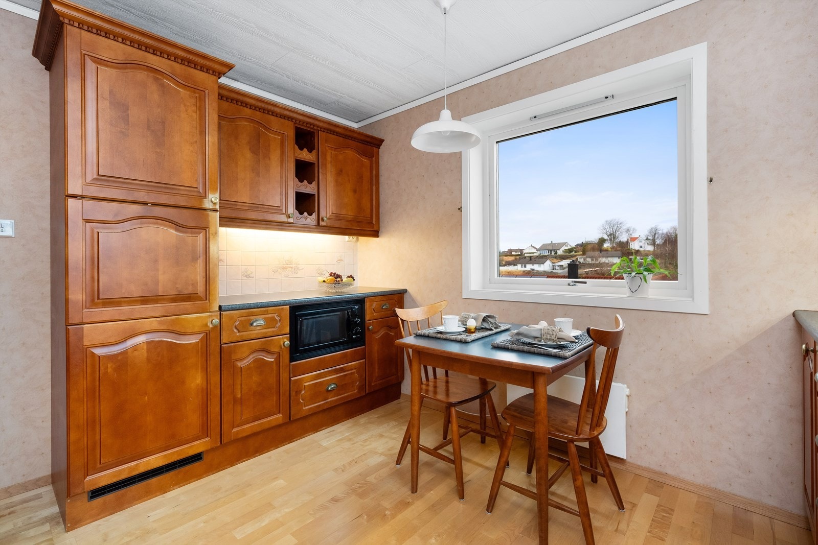 Kjøkkenet er av god kvalitet, utført i heltrè. Integrerte hvitevarer. Galleribilde