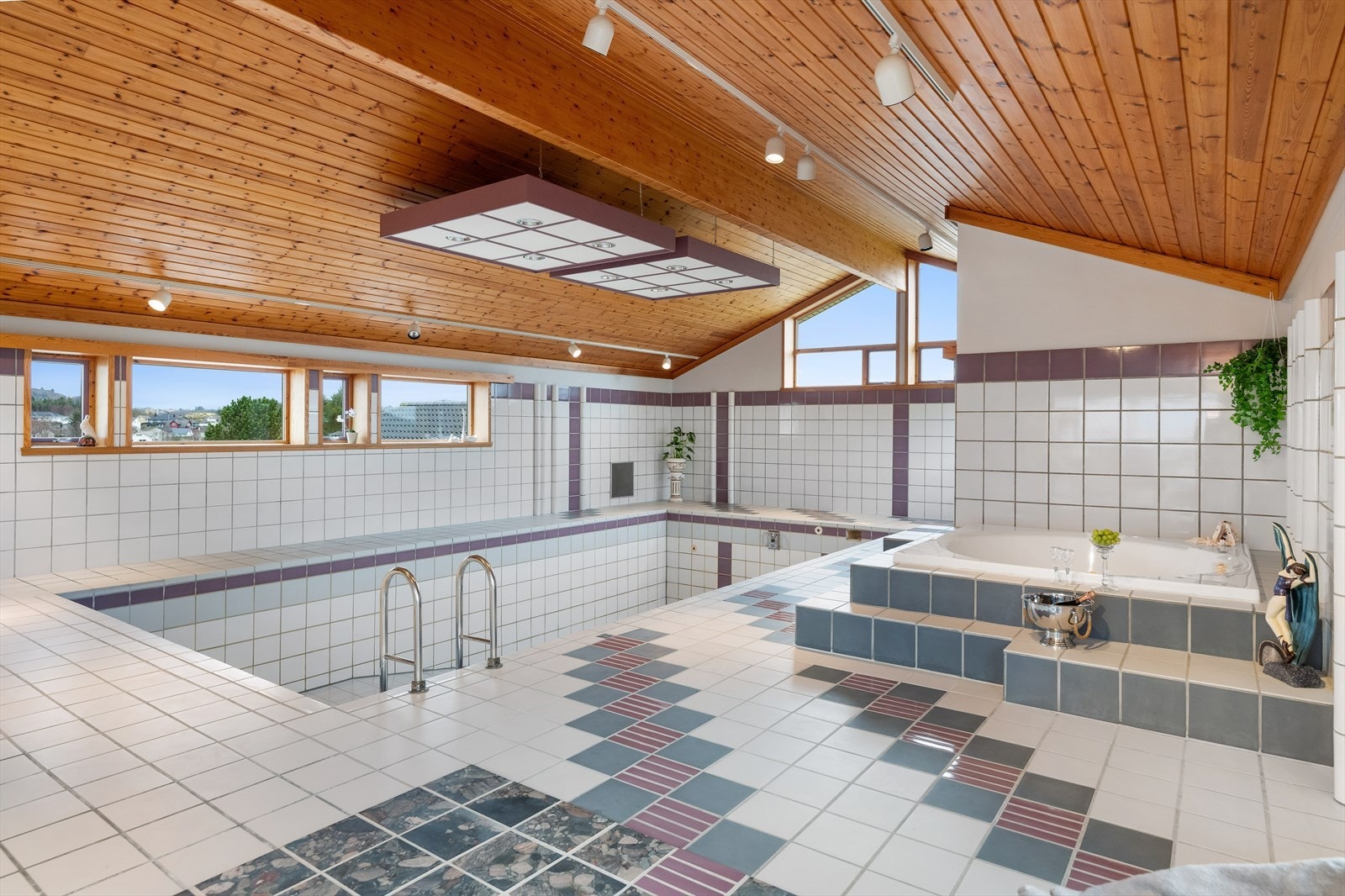 Rommet er godkjent til svømmebasseng. I følge selger er det 3-lags vinduer i dette rommet. Galleribilde