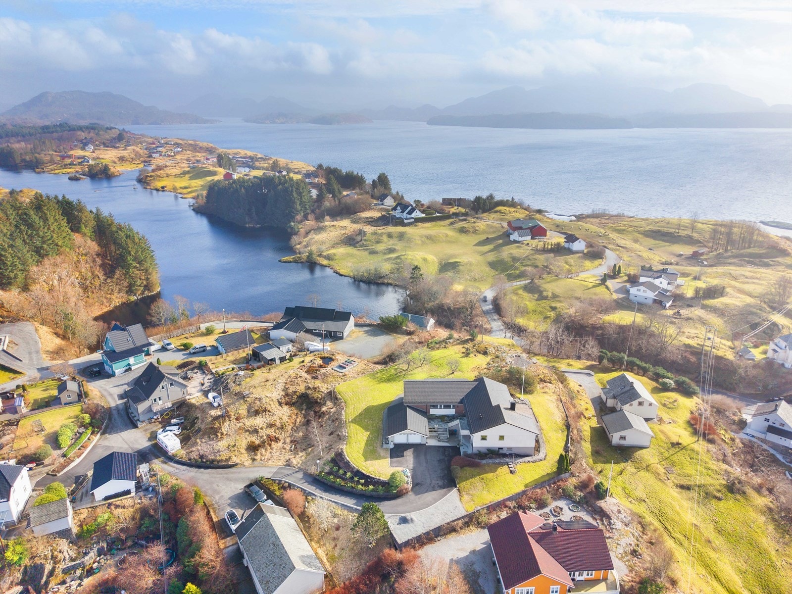 Kort vei til sjø og flotte turmuligheter i området. Galleribilde