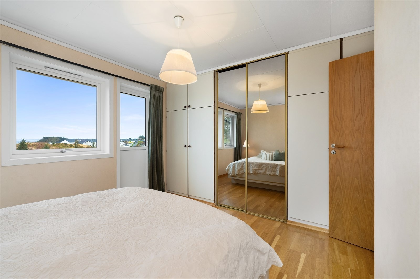 Rommet har garderobe innredning langs hele veggen. Galleribilde