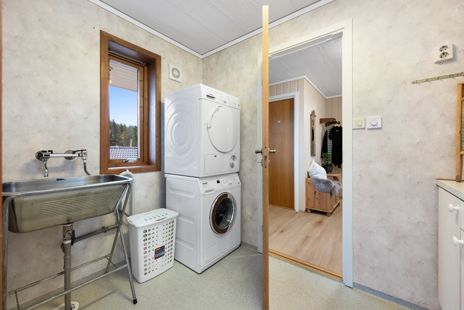 Vaskerommet har vaskekum, samt opplegg for vaskemaskin og tørketrommel. Det er kobber-rør i boligen. Galleribilde