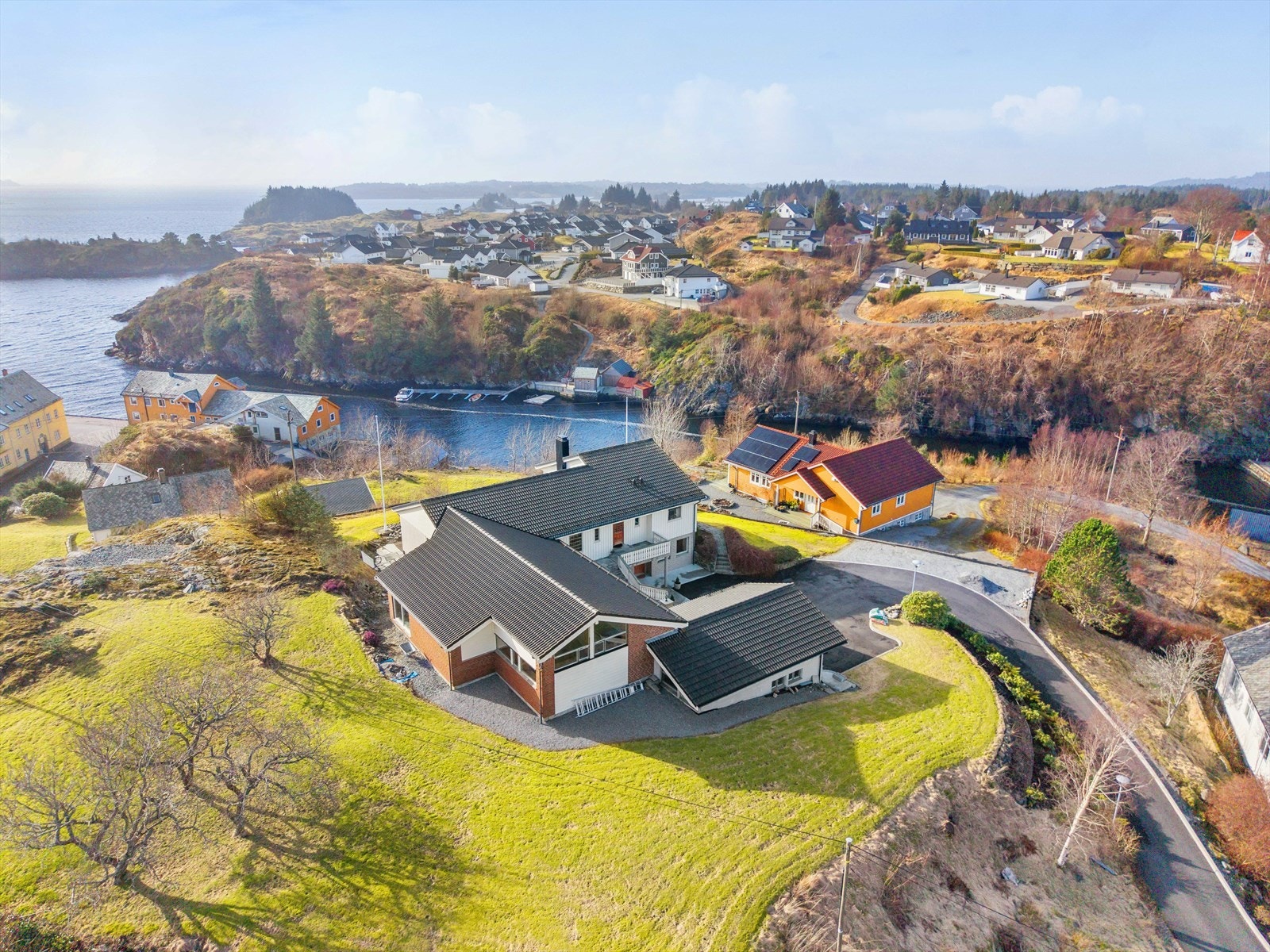Tomten ligger på et høydedrag med flott sjøutsikt og sol hele dagen. Galleribilde