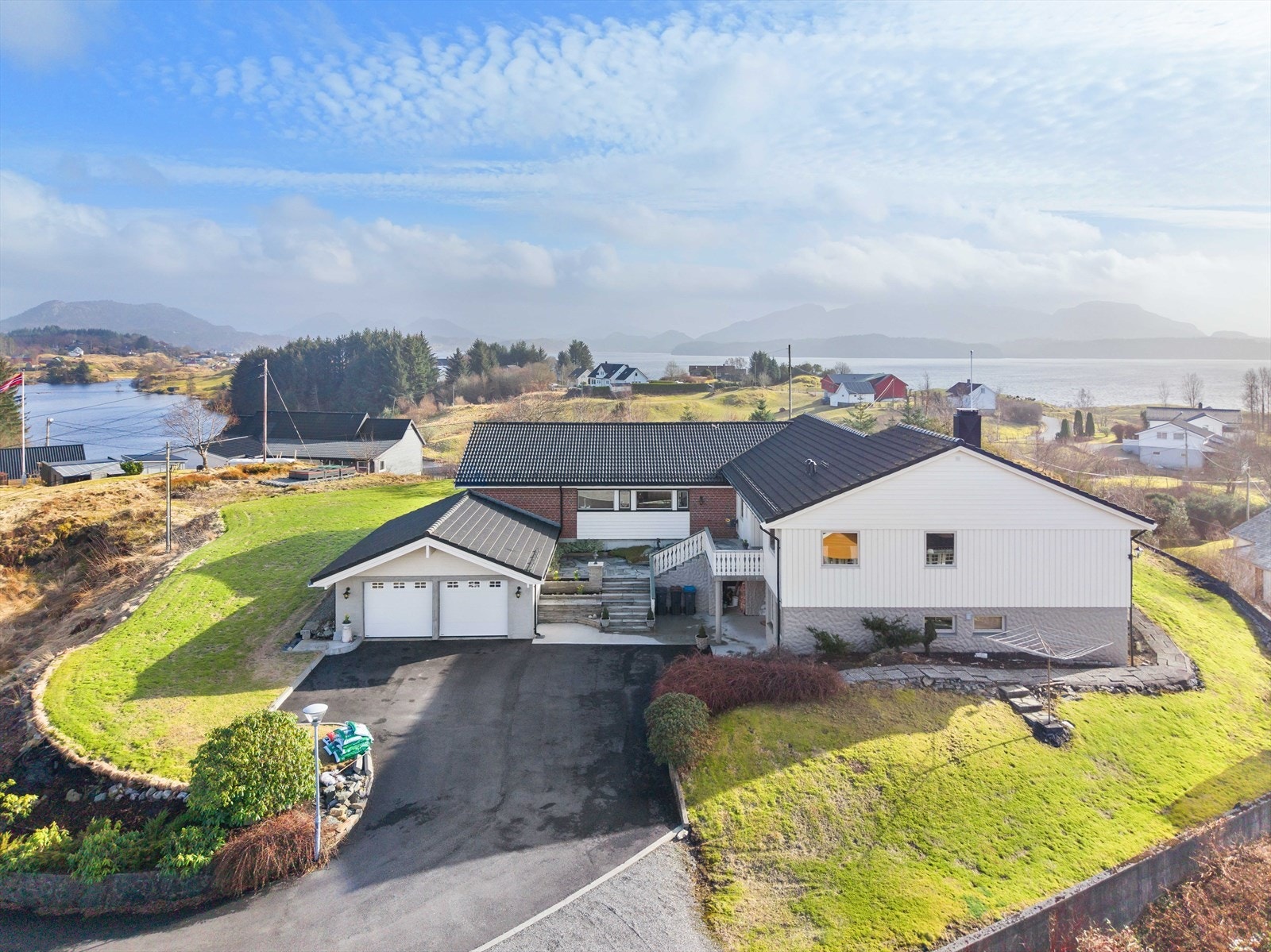 Eiendommen har et samlet bruksareal på 375 kvm inkludert garasje. Galleribilde