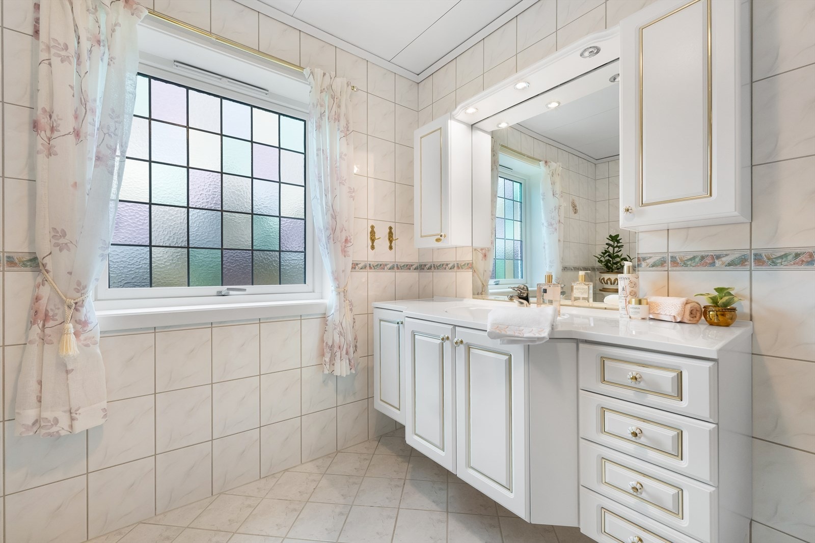 Flott servantinnredning som har god oppbevaringsplass. Galleribilde