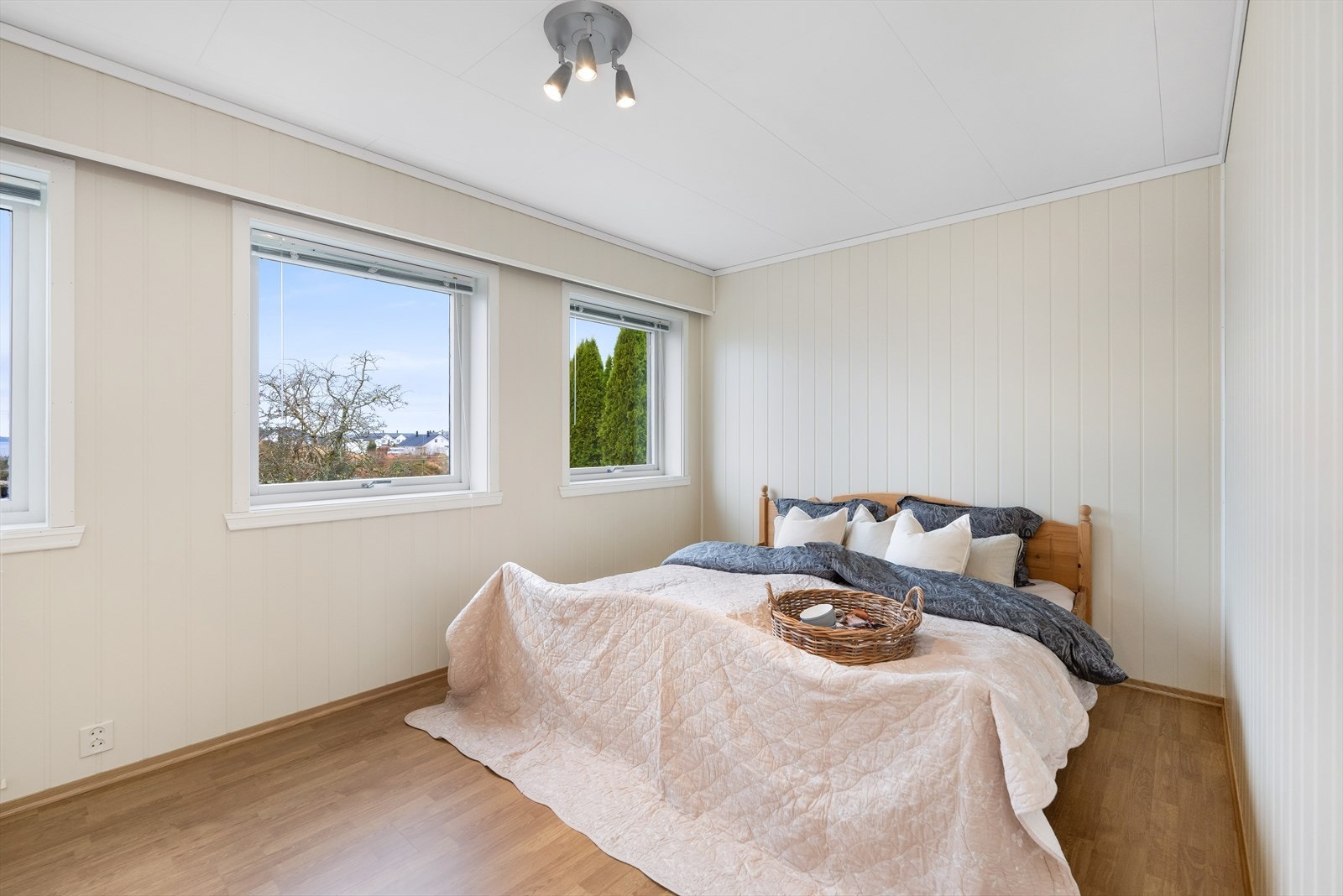 I dag er det 2 soverom i denne etasjen. Disse er innredet etter boligen ble bygget og er således ikke godkjent som soverom på orginale byggetegninger. Selger har brukt dette rommet som kontor. Galleribilde