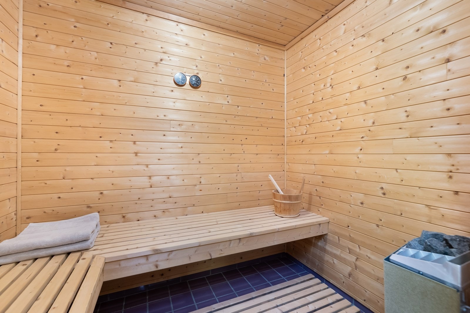 Badstuen er kledd i panel og har elektrisk badstue-ovn. Galleribilde