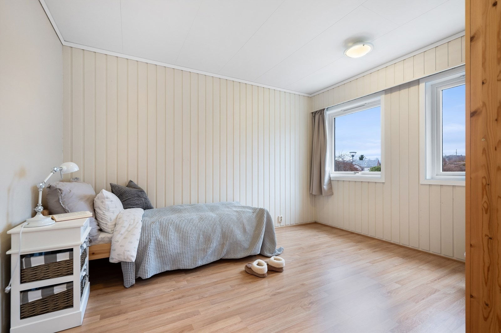 Soverom 2. Rommet var tidligere "Sport/brensel" men det har aldri vært oljefyring på eiendommen.
Rommet derfor ikke godkjent som soverom. Galleribilde