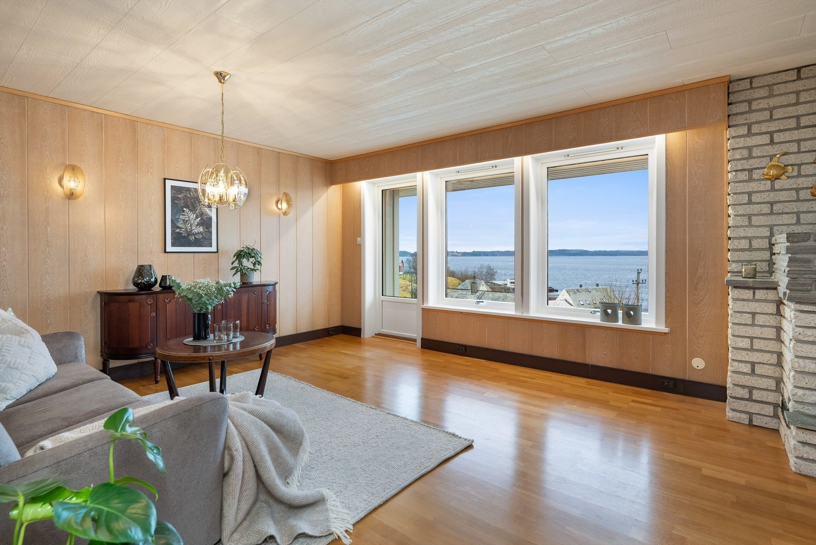 I følge selger alle stuevinduene 3-lags som gir bedre isolasjon for vær og vind. Galleribilde