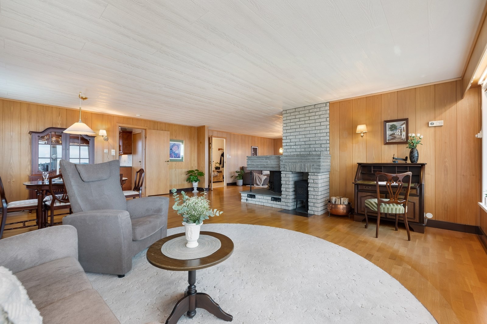 Ved peisovnen er det også en Jøtul vedovn som eier bruker i dag. Galleribilde