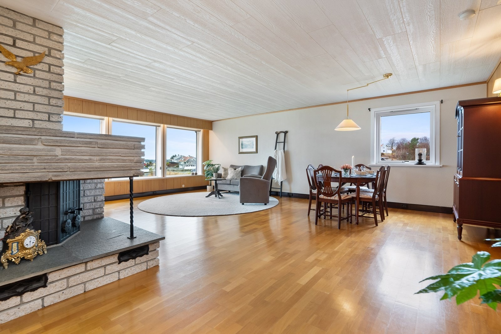 Varme fra peisovn, samt radiatorer langs stuevinduene. Galleribilde