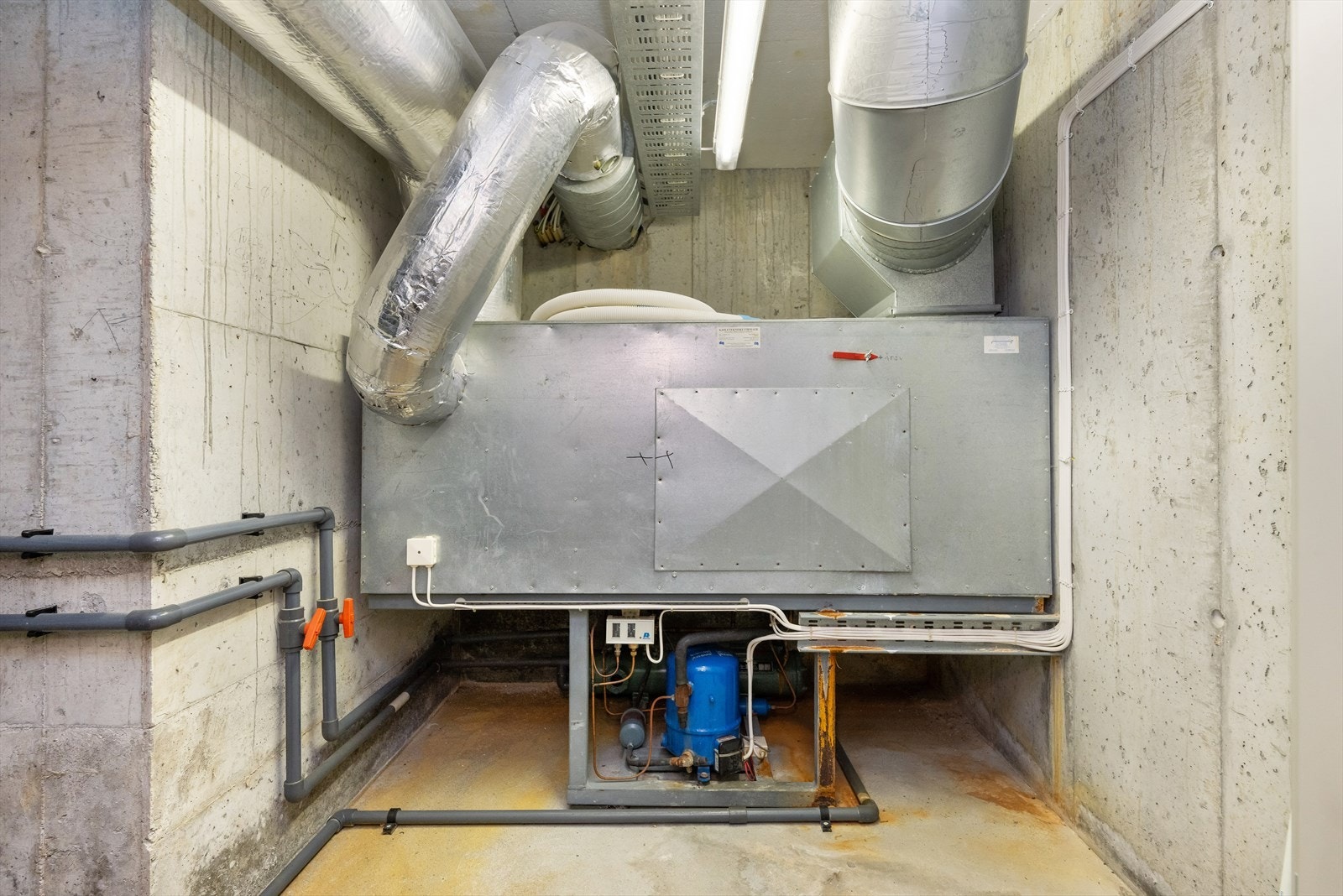 Anlegget til svømmebassenget er i dag utdatert og trengs fornyelse. Selger har innhentet tilbud på jobben, og det vil koste ca 300.000,- for å reparere selve avfukteren med maskineri. Galleribilde