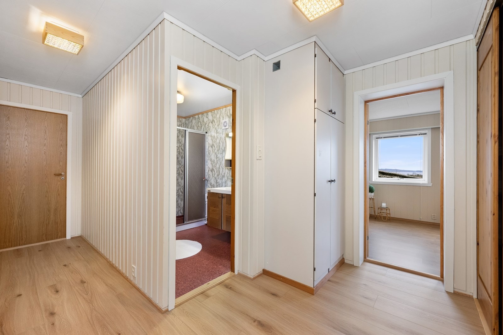 Gang i underetasje hvor man har sin egen "avdeling" med bad, soverom, kjøkken og bod. Galleribilde