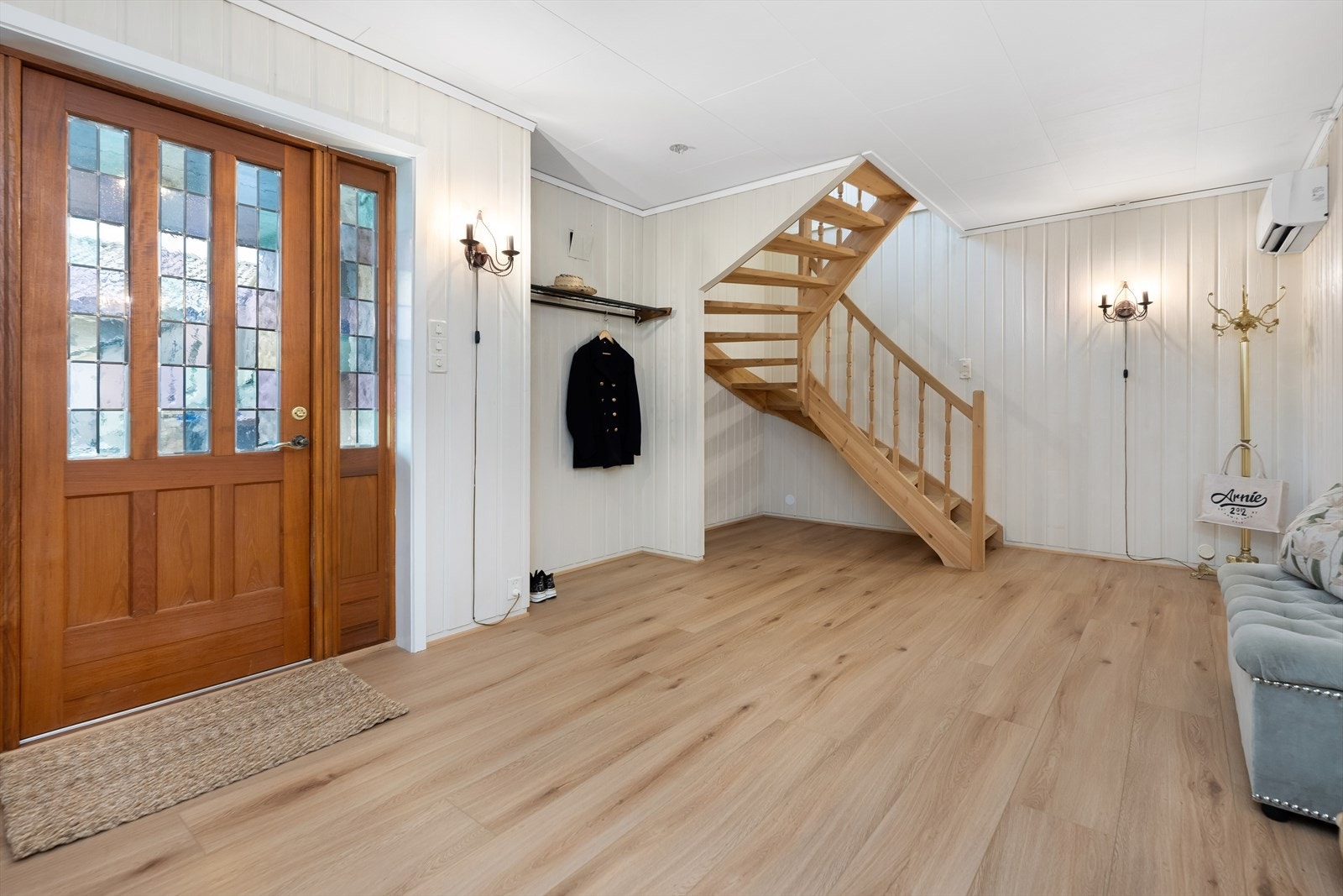 Stor og romslig hall, egentlig ment som hovedinngang. Galleribilde