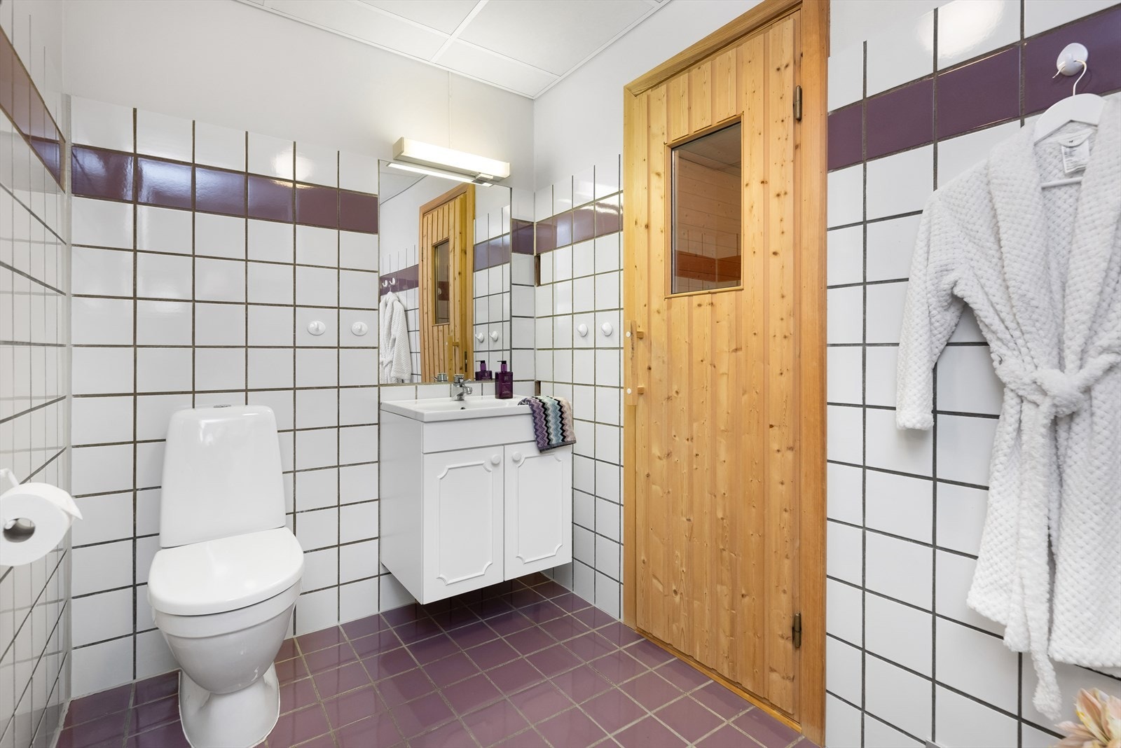 Helfliset bad i tilknytning til basseng-rommet. Her er det varme i gulv. Galleribilde