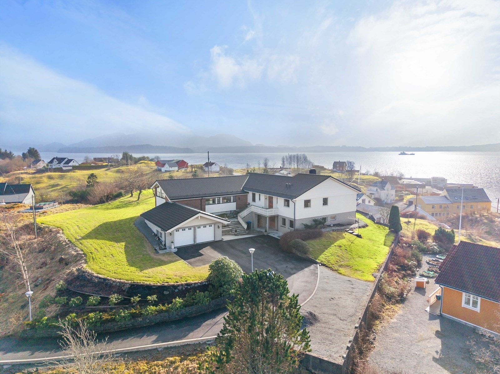 Velkommen til Mangersnesvegen 75, presentert av Eiendomsmegler Lene Rikstad for Eiendomsmegler Norge Nordhordland. Galleribilde