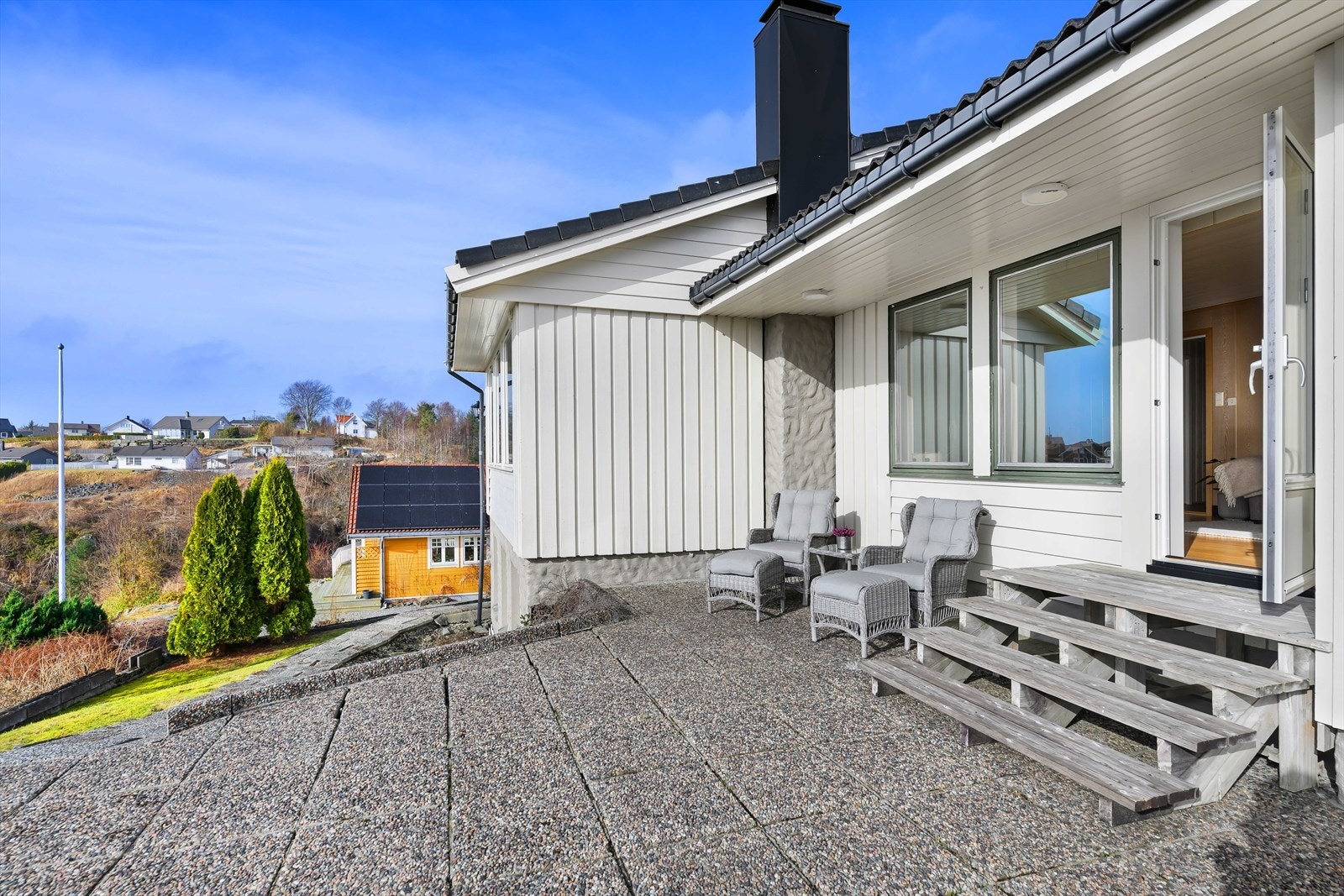 Hagen har betongheller og plen. Galleribilde