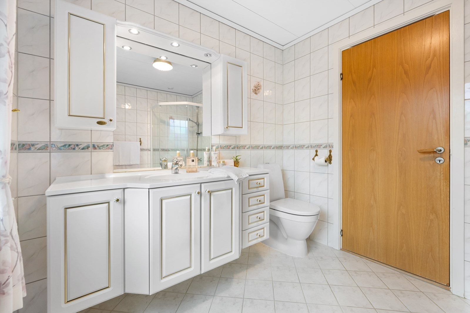 Hovedbadet i denne etasjen er romslig med lys og tidløs utførelse. Badet er helfliset og har varmekabler i gulv. Galleribilde