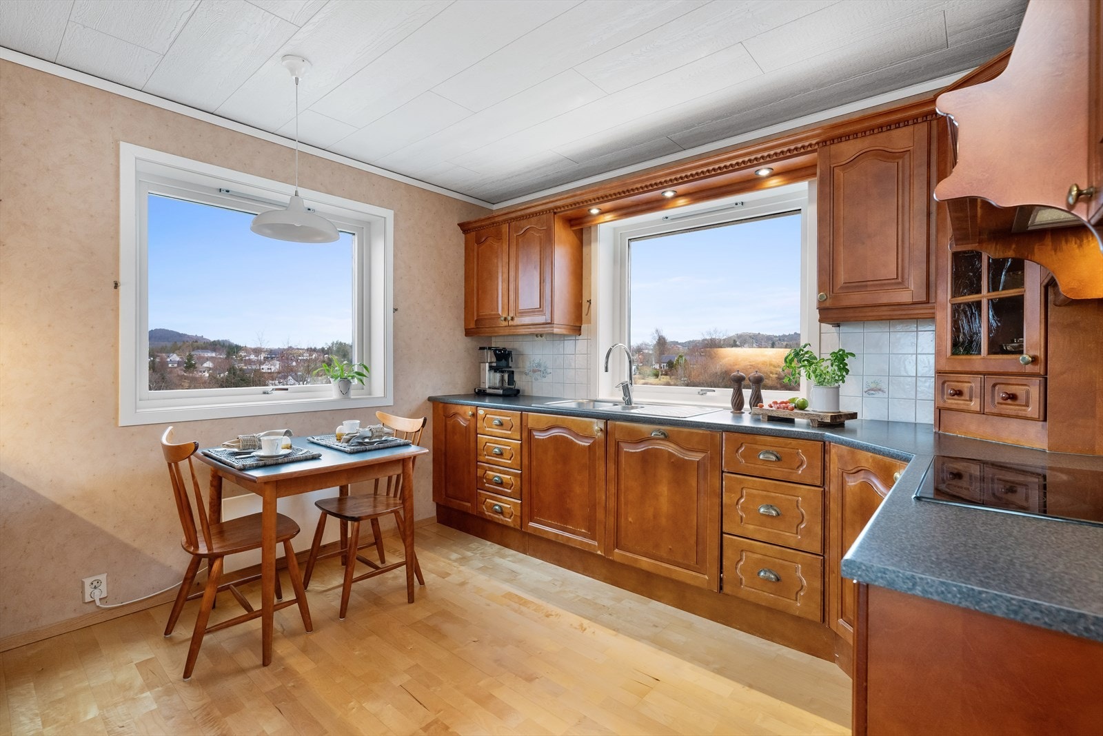 Avlukket kjøkken. Designerkjøkken fra i heltre "Kvalsvik". Galleribilde