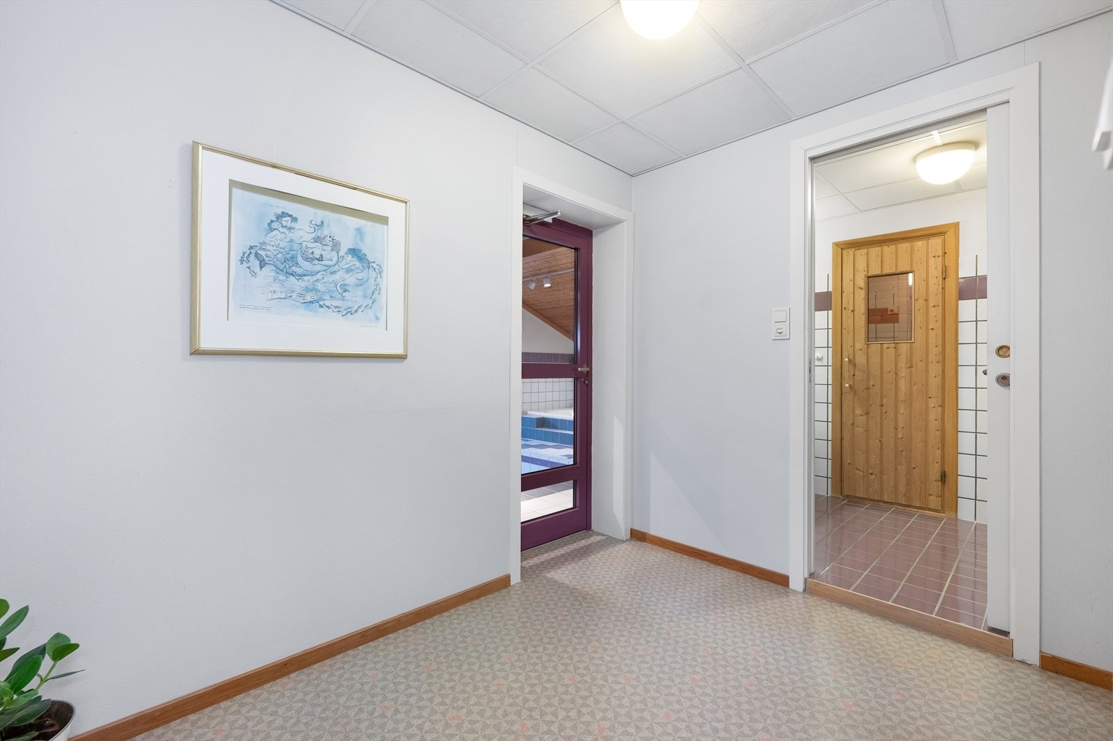 Videre kommer man inn til garderoben i boligens bassengområde. Her finner du garderobe, bad med dusj samt sauna. Galleribilde