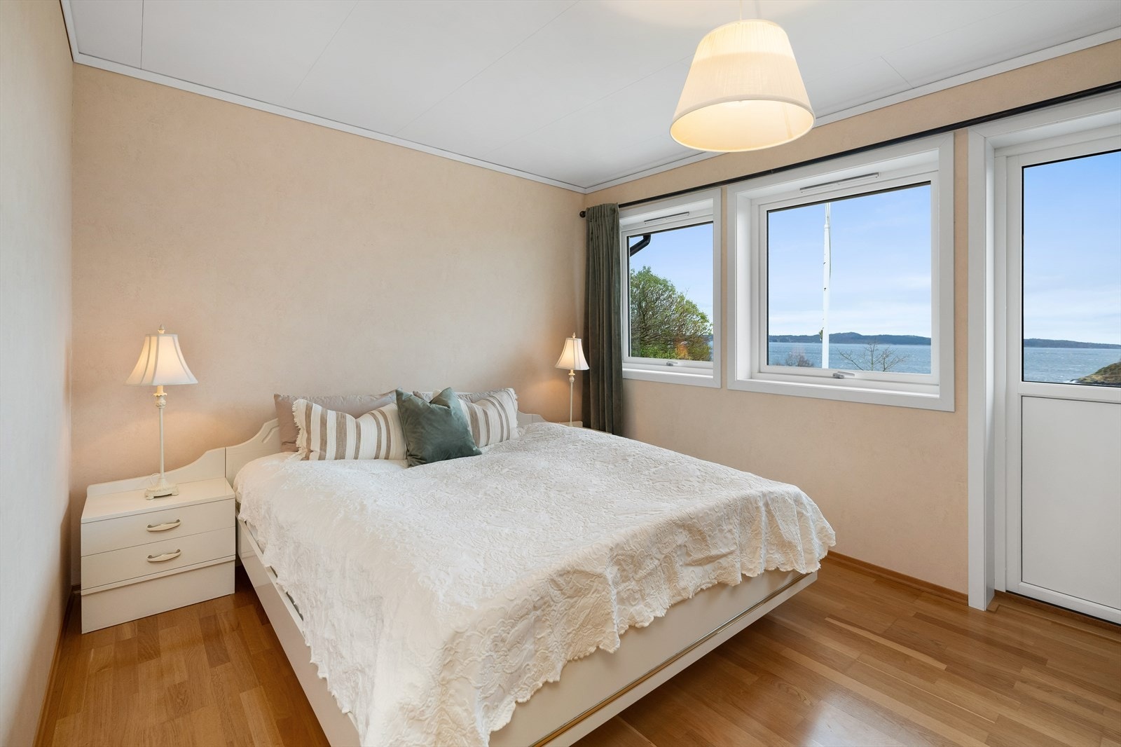 Hovedsoverommet er romslig og ligger til med flott utsikt. Utgang til uteplass fra soverommet. Galleribilde