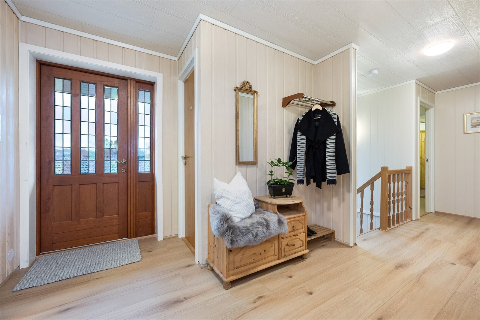 Boligens inngang til 2.etasje. Her kommer du inn i en stor og romslig hall som leder videre til soveromsavdeling, bassengområdet og ned til kjelleren. Galleribilde