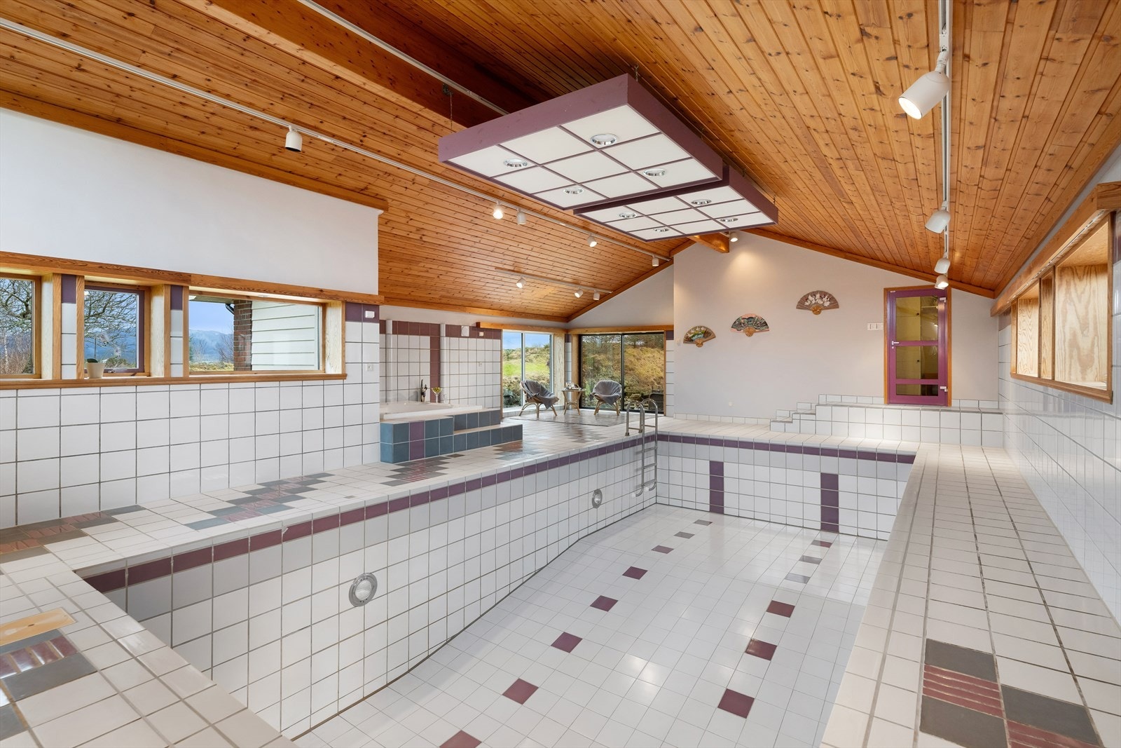 Rommet er ca 90 kvm og er i følge selger bygget med 25 eller 30 cm isolasjon. I taket er det "flåte" som gir lyddemping og bedre lys. Galleribilde