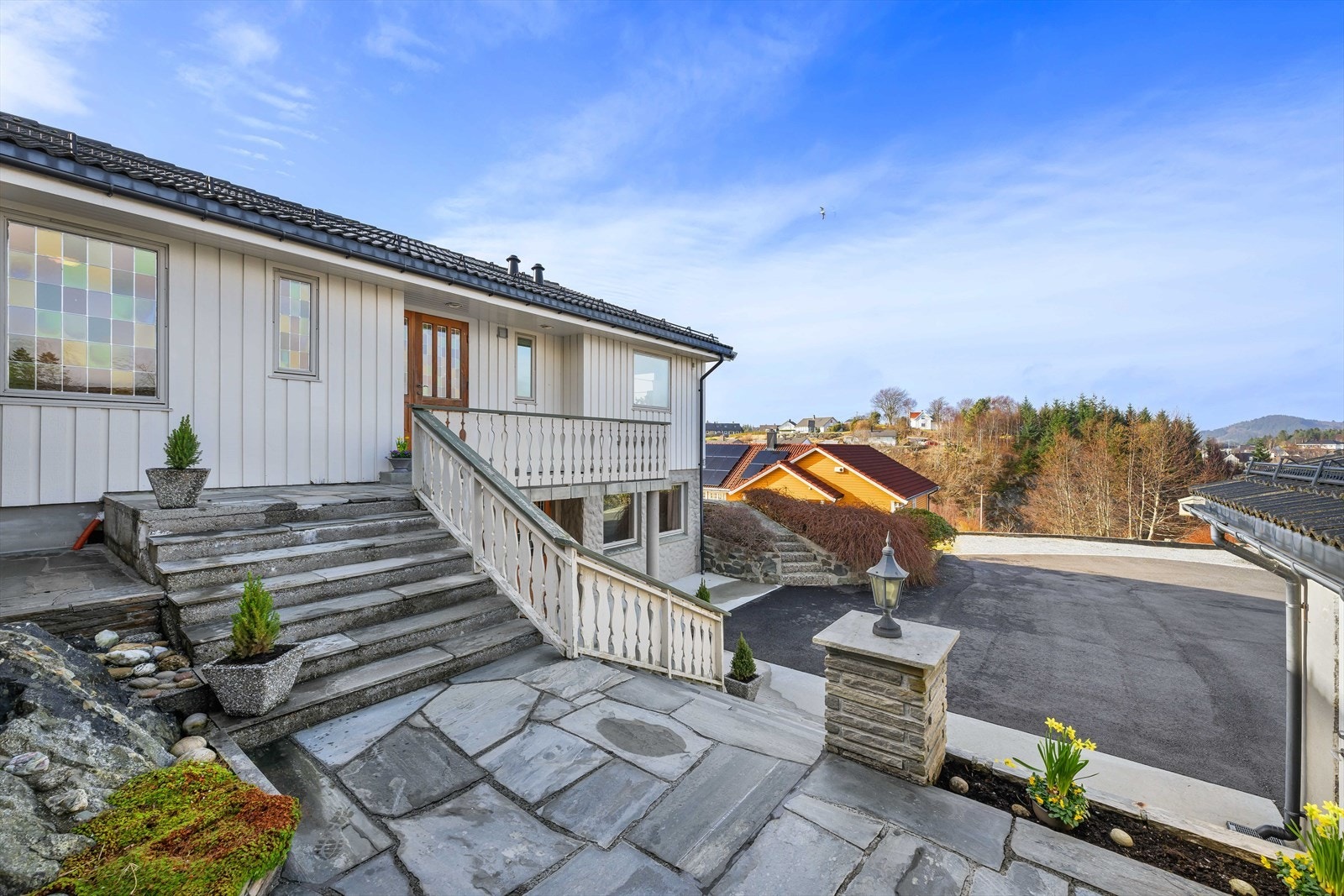 Inngangspartiet er skiferbelagt og murer av naturstein. Galleribilde