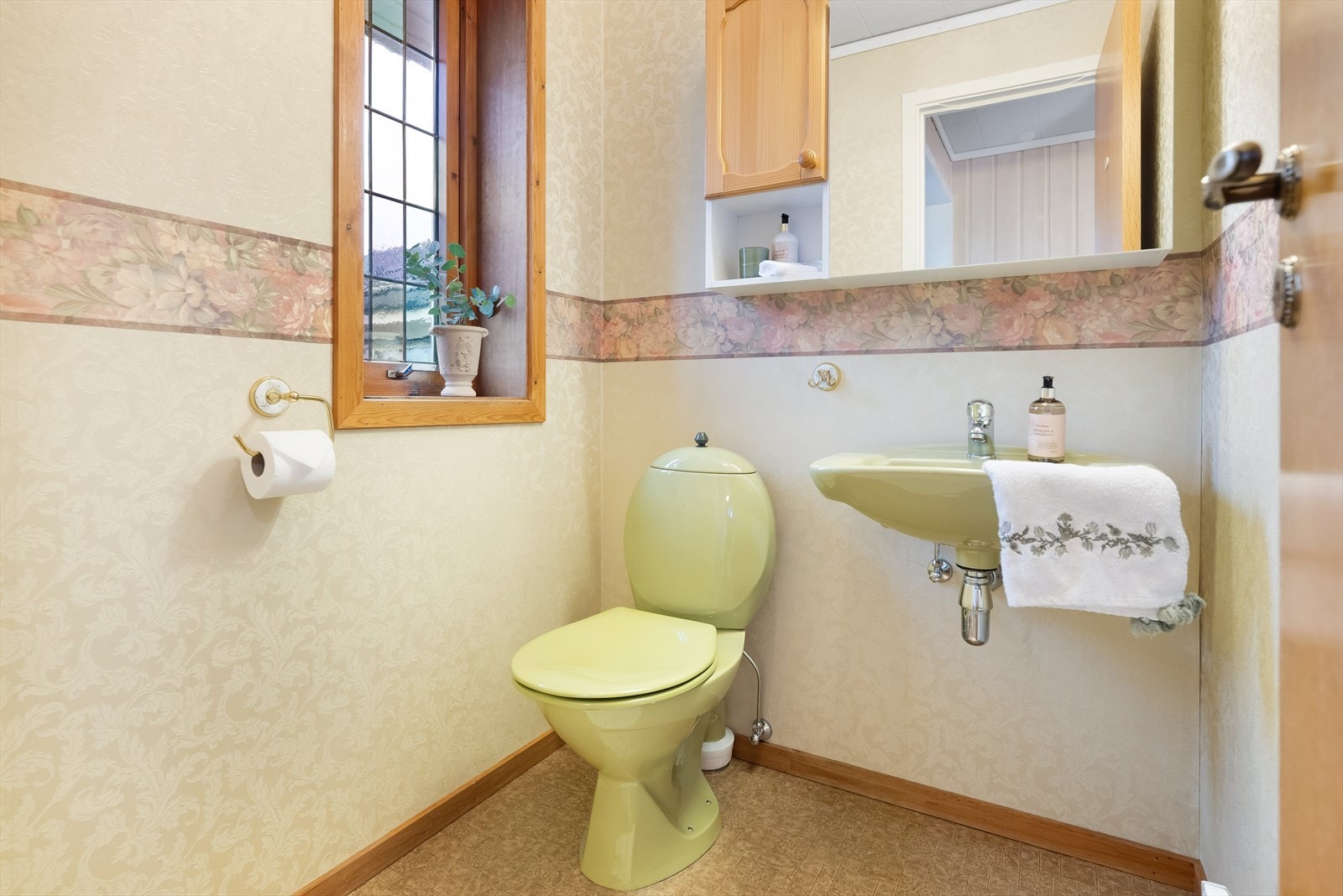 Wc-rom ved hovedinngang i 2.etasje. Galleribilde