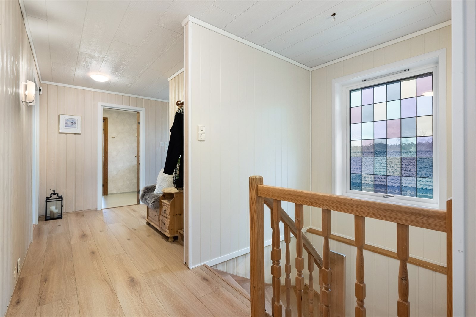 Videre beveger vi oss ned til boligens underetasje/1.etasje. Gulvet i gangen oppe og i underetasjen ble byttet for 1-2 år siden. Galleribilde