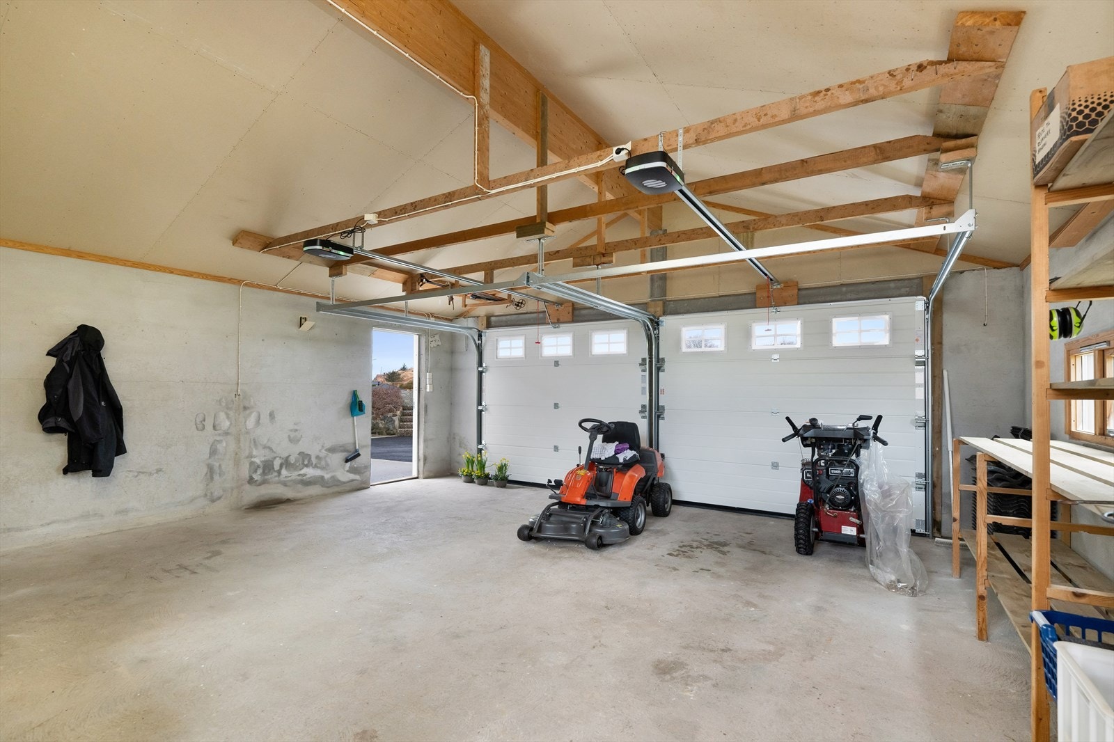 Det er montert nye elektriske garasjeporter i 2026. Galleribilde