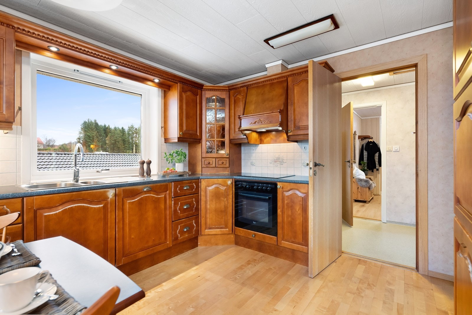 Fra kjøkkenet er det gjennomgang til både vaskerom, og videre til èntreen, slik at man slipper å gå rundt stuen for å komme til kjøkkenet, eller hovedinngangen. Galleribilde