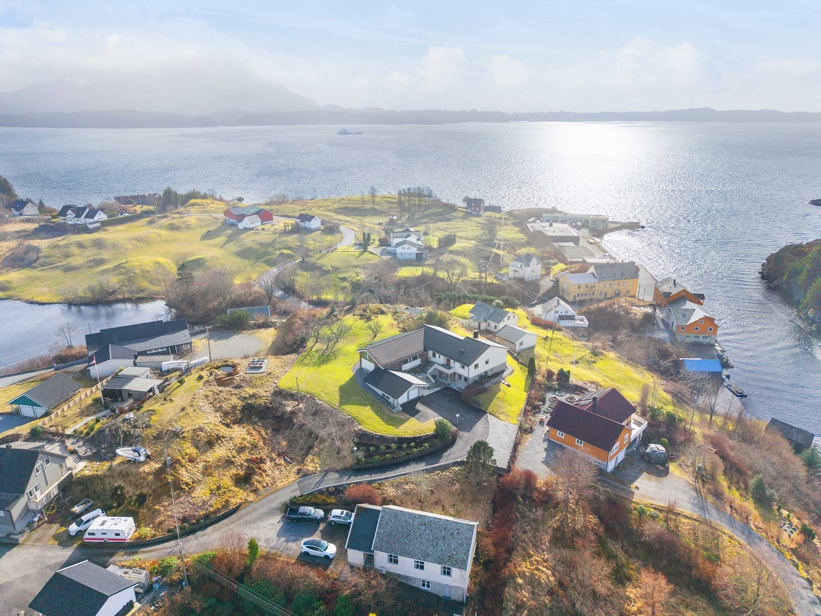 Det er gangavstand til Manger sentrum, samt barnehage og barneskole, samt ungdomsskole. Galleribilde
