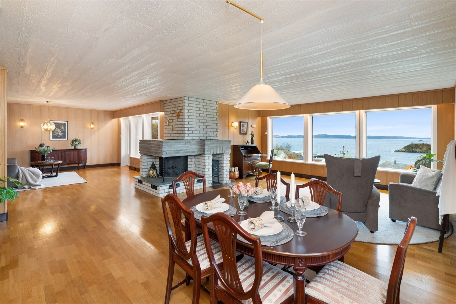 Stor stue på nesten 60 kvm, med flott utsikt mot Mangersfjorden. Parkett på gulv. Galleribilde