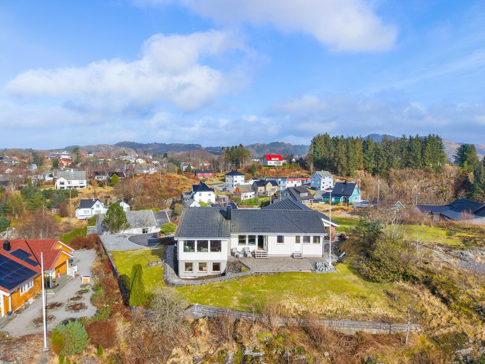 I følge selger bla taket byttet rundt år 2013. Galleribilde