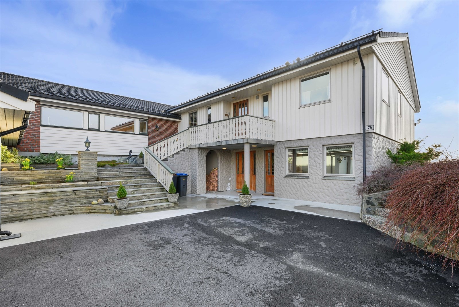 Flott opparbeidet gårdstun med asfaltert kjørebaner og parkeringsareal. Galleribilde