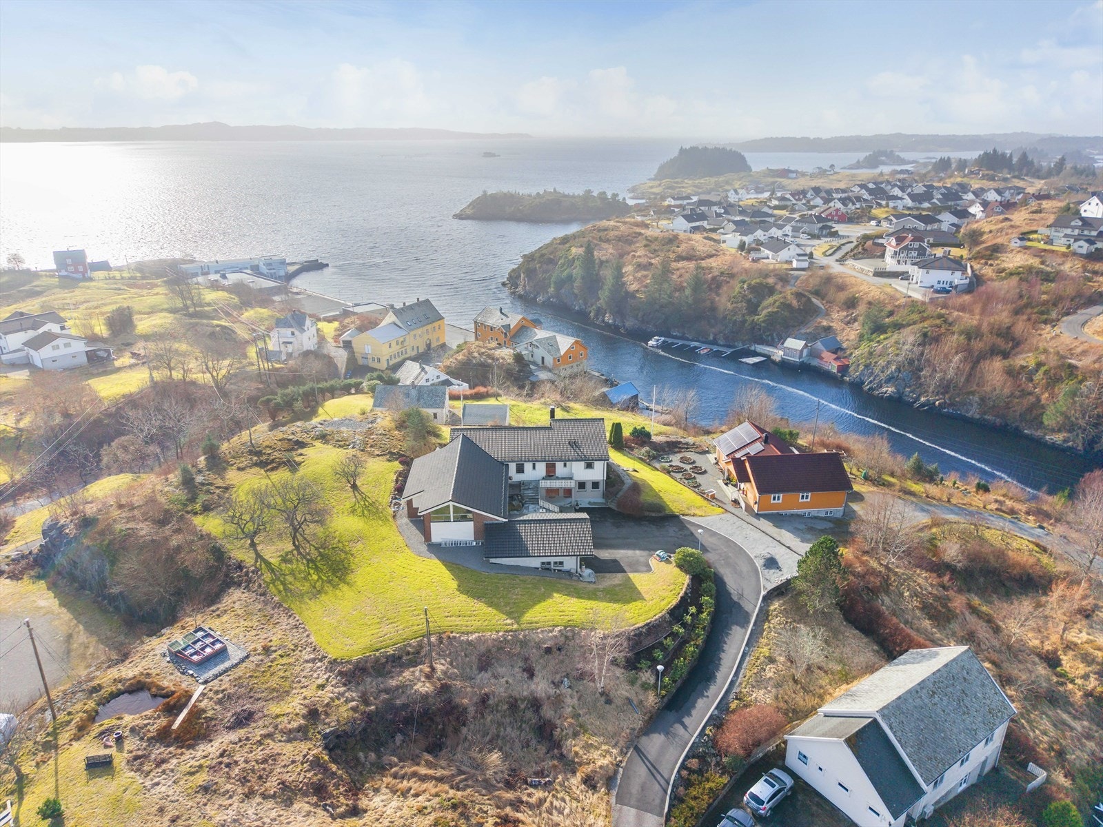 Stor tomt på 3441kvm med gjennomtenkt og tiltalende opparbeidelse. Galleribilde