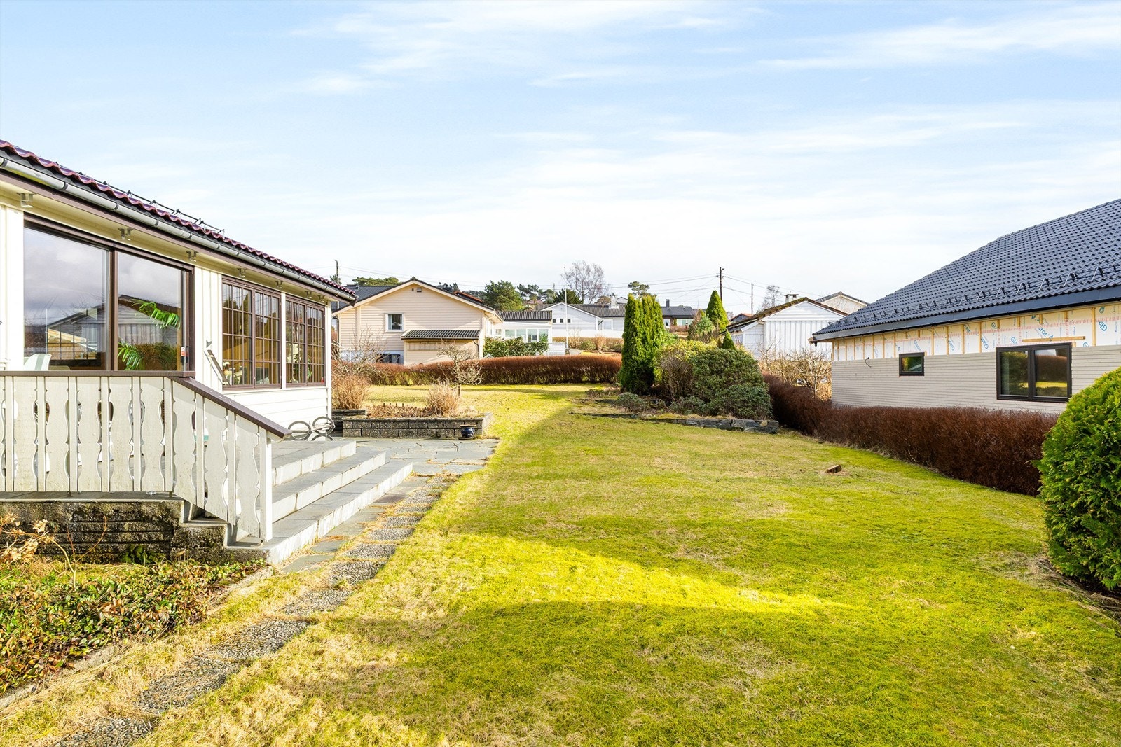 Eiende tomt på 790 kvm. Her er god boltreplass for både store og små. Galleribilde