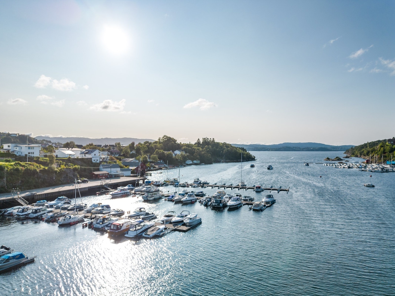 Det er 2 store marinaanlegg i Åstveitvågen. Åstveitvågen Båtlag ligger i gang- og sykkelavstand fra boligen. Galleribilde
