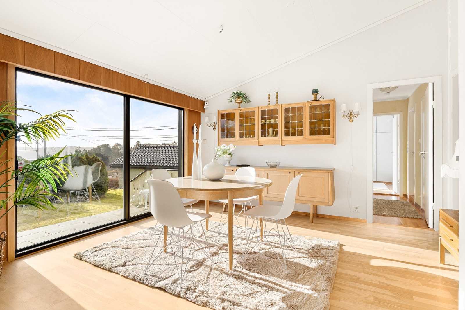 Skyvedør med store vindusflater med adkomst til uteplass og hage. Galleribilde