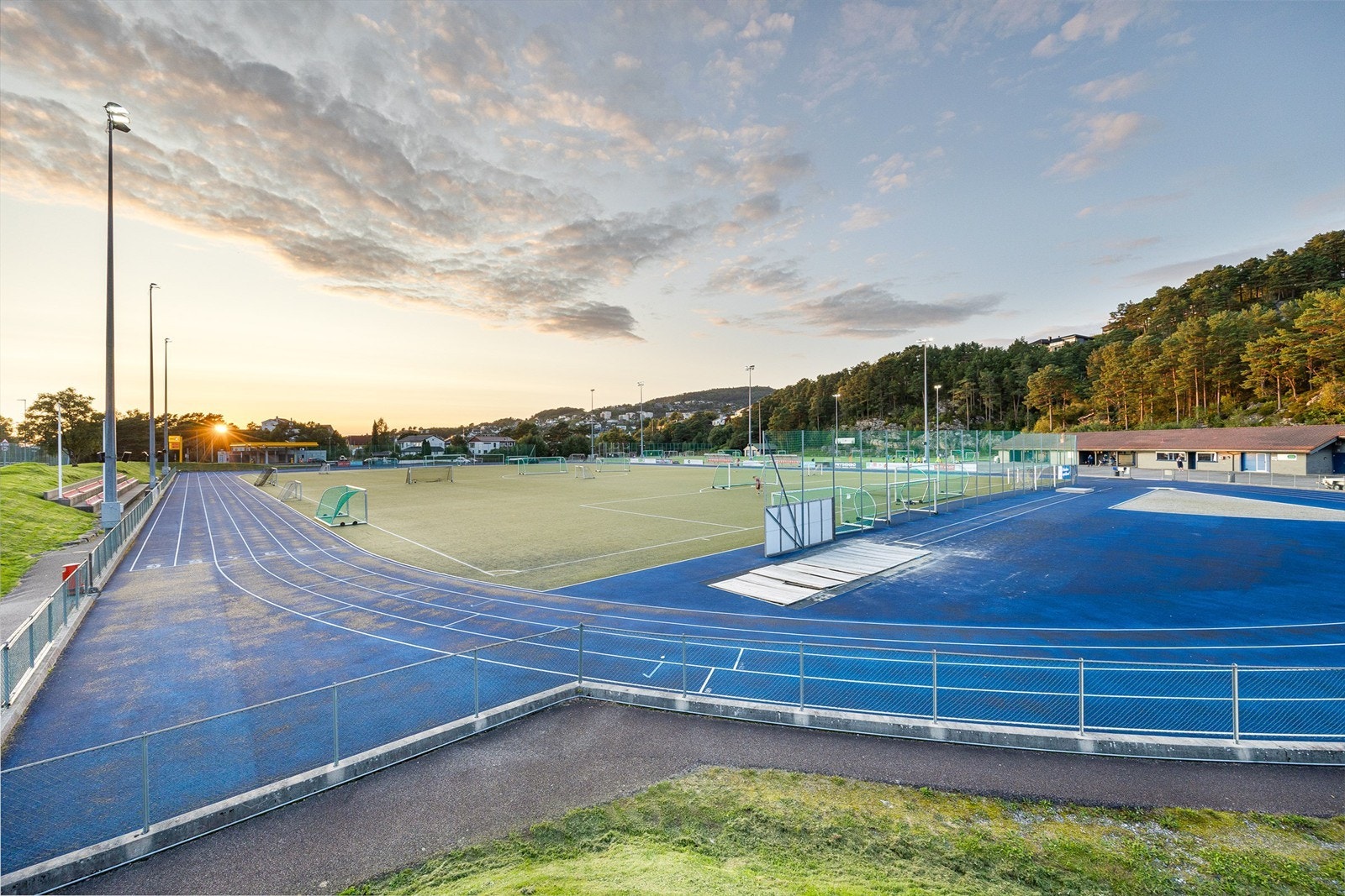 Åstveit Idrettspark byr på en rekke aktivitetstilbud med bl.a. fotball- og løpebane, idrettshall, trampoliner, klatrestativ og svømmehall. Galleribilde