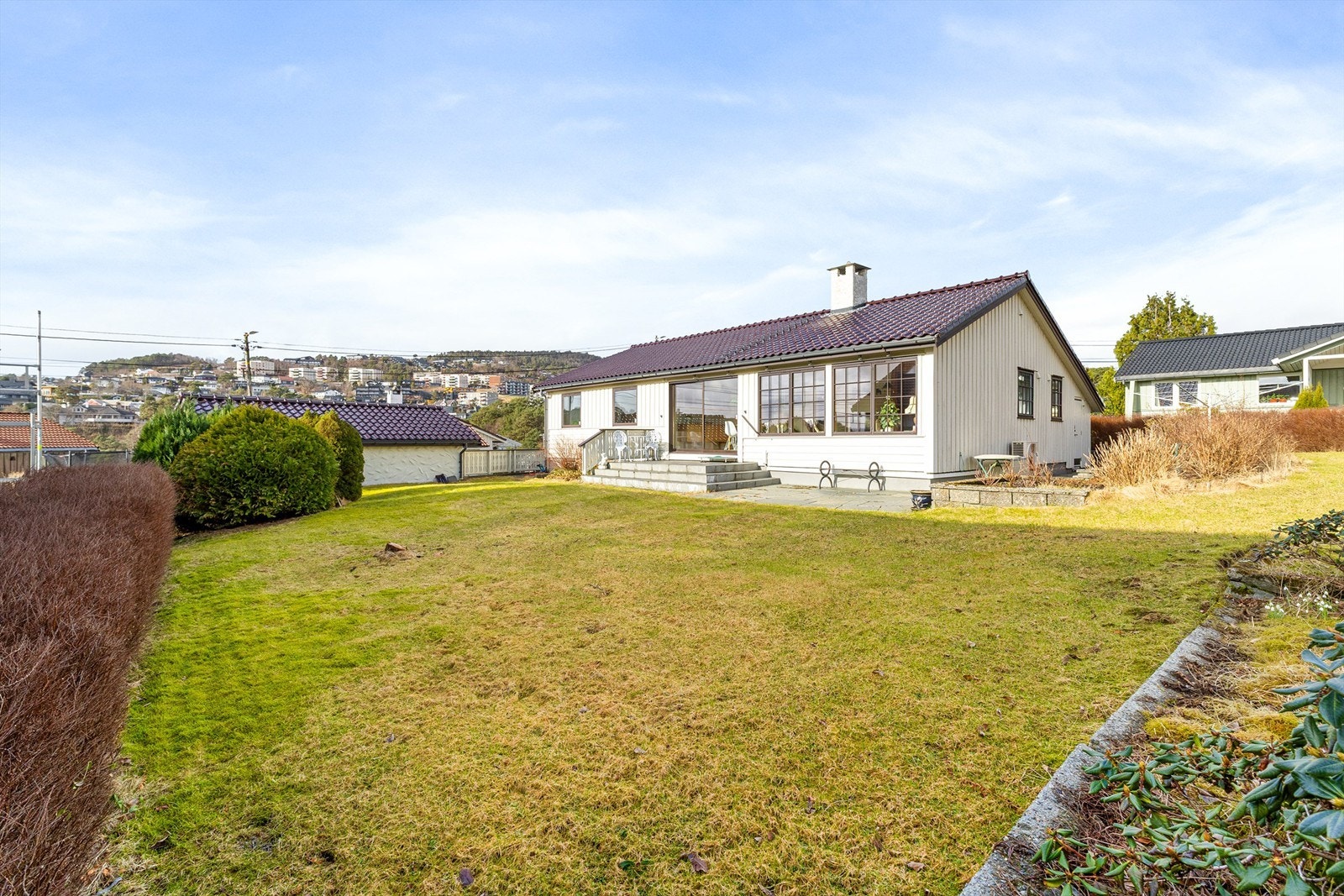 Boligen har fin beliggenhet i et etablert boligområde på Ulset, sentralt i Åsane. Foto: Stian Inderhaug Galleribilde