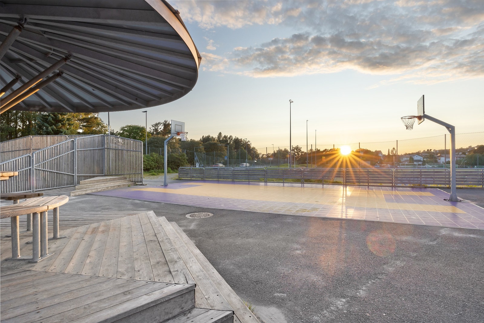 Åstveit Idrettspark byr på en rekke aktivitetstilbud med bl.a. fotball- og løpebane, idrettshall, trampoliner, klatrestativ og svømmehall. Galleribilde