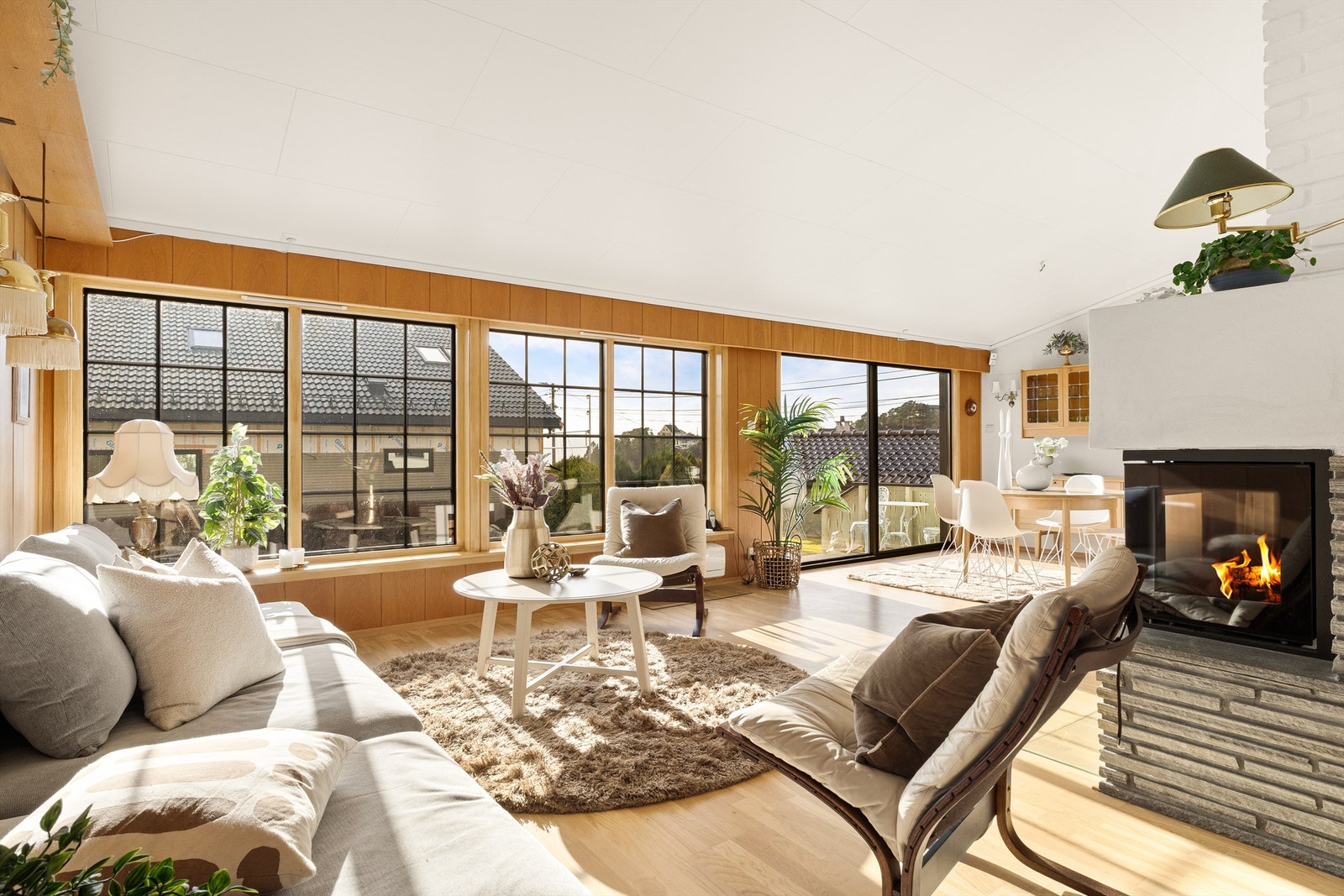 L-formet stueløsning med rikelig naturlig lysinnslipp. Galleribilde