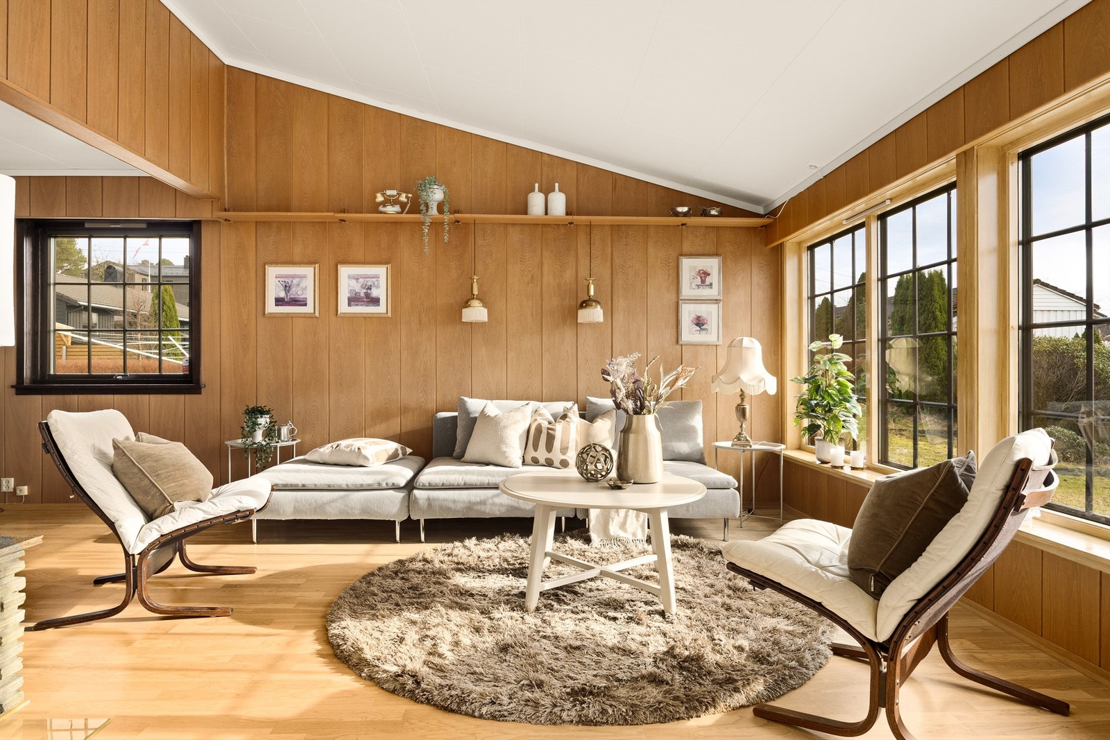 Stue/spisestueløsning med god takhøyde. Store vinduer gir godt med lysinnslipp. Galleribilde