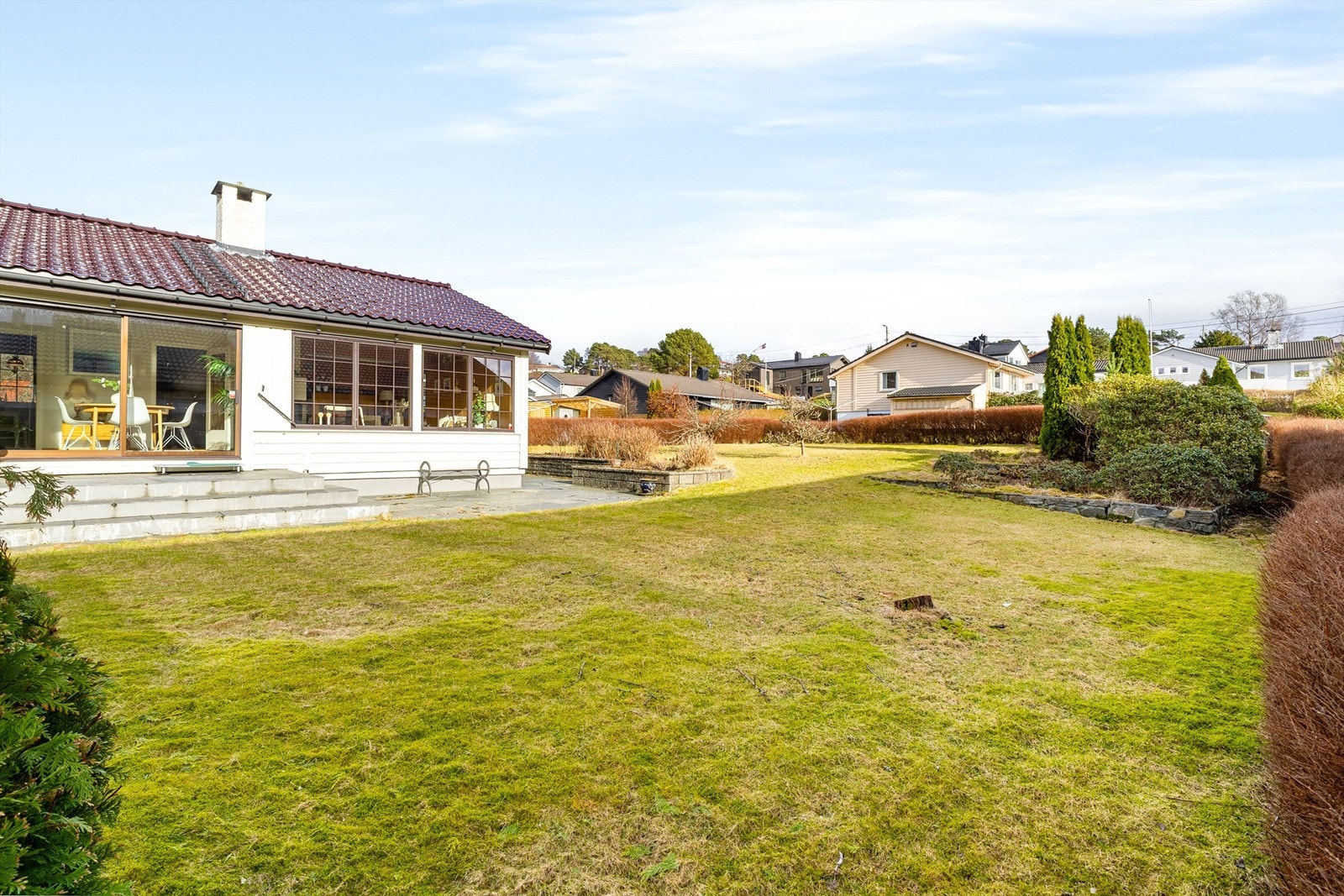 Tomten er hovedsakelig flat og opparbeidet med stort plenareal. God plass til trampoline for de minste. Galleribilde