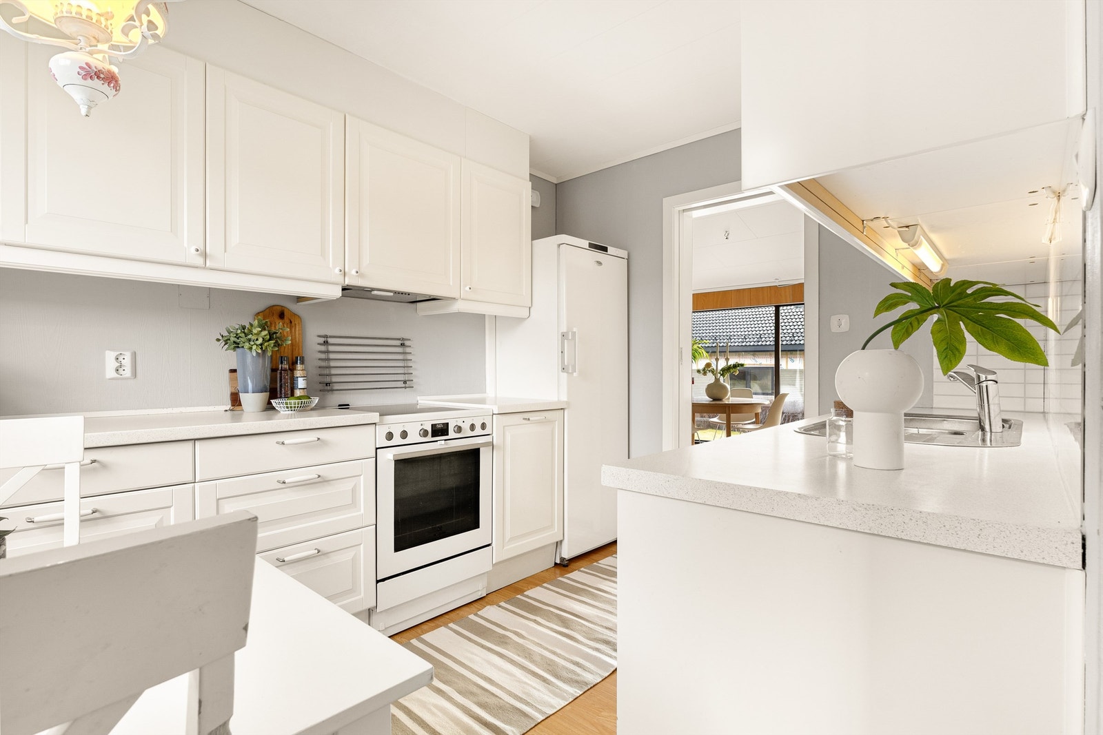 Det er godt med skap- og benkeplass. Kjøleskap, komfyr og oppvaskmaskin medfølger i handelen. Galleribilde