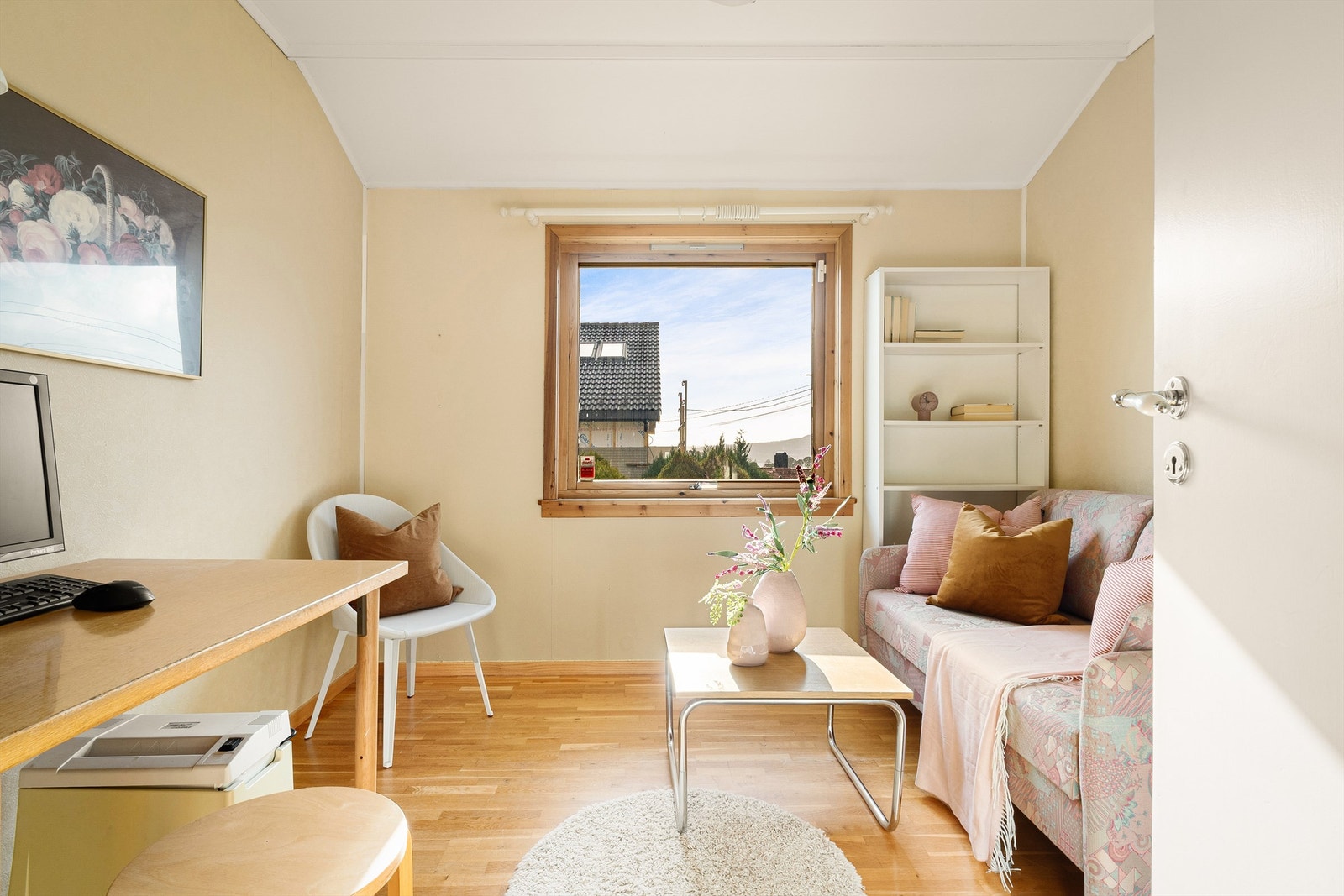 Soverom som selger bruker som kontor. Galleribilde