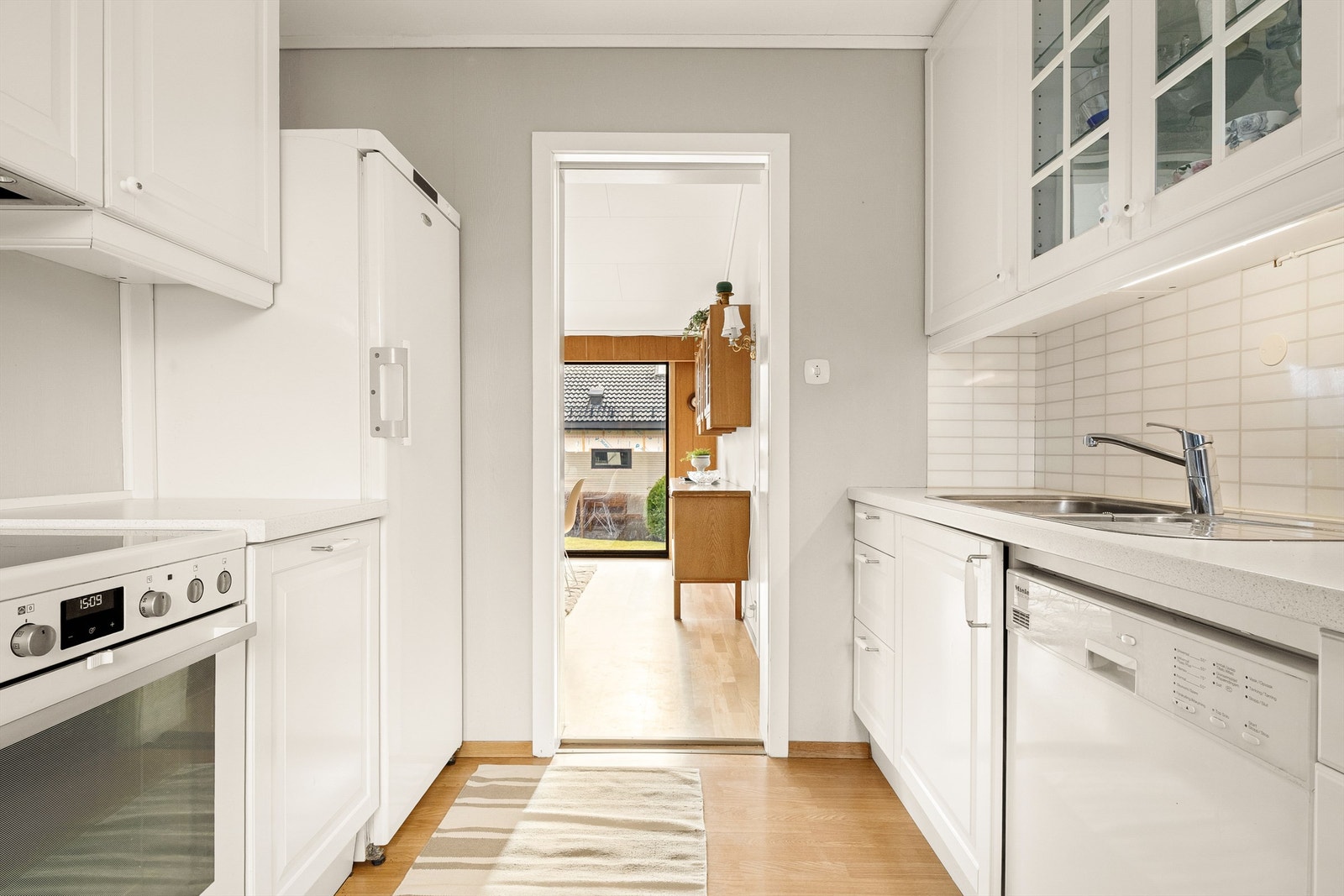 Tilkomst fra stue til kjøkkenet. Galleribilde