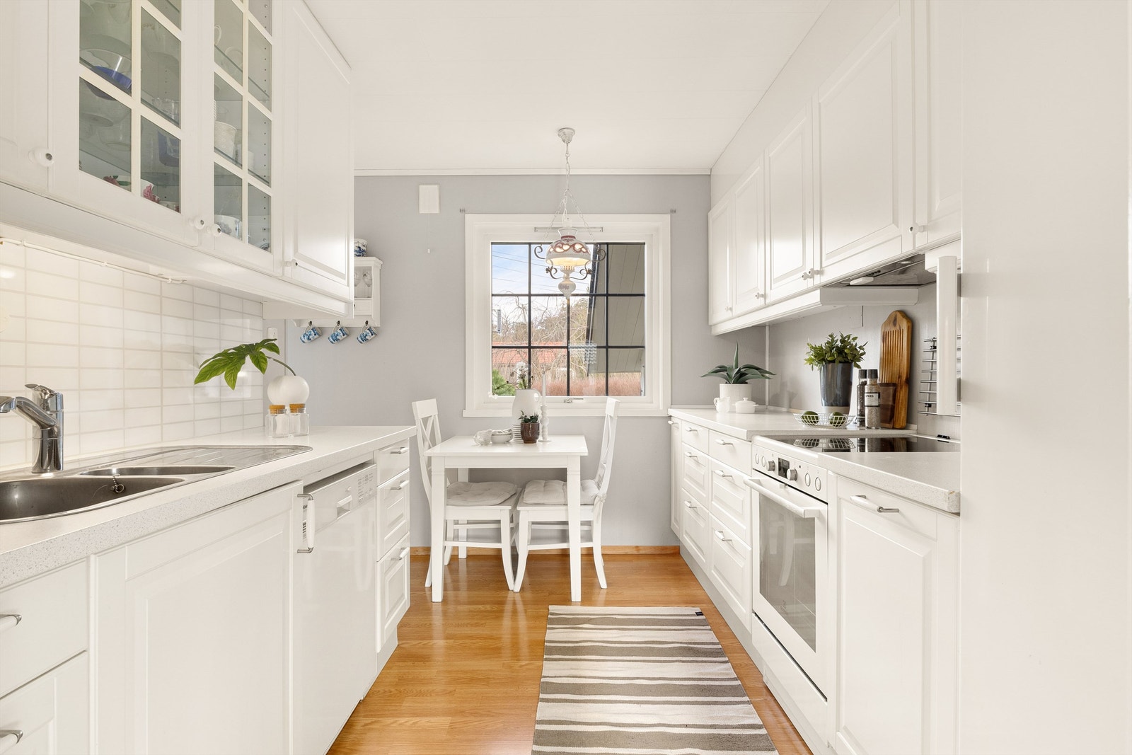 Kjøkkeninnredning med profilerte fronter og benkeplate av laminat. Plass til spisegruppe på kjøkkenet. Galleribilde